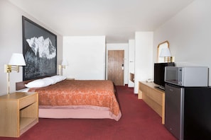 Standardzimmer, 1 King-Bett | Bügeleisen/Bügelbrett, kostenlose Babybetten, Zustellbetten