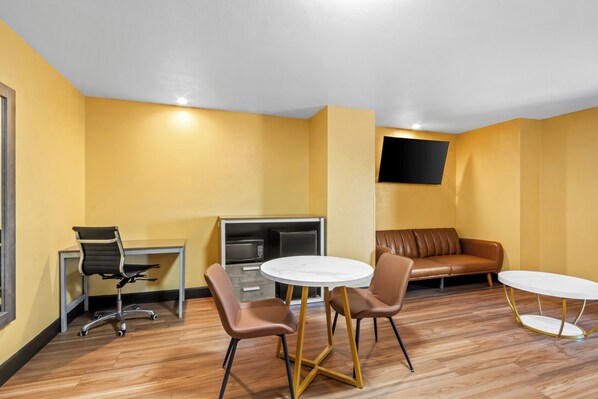 Studio Suite, 1 King Bed, Non Smoking | Desk, iron/ironing board, free cots/infant beds, free WiFi - Super 8 by Wyndham - Mesa/Gilbert (Mesa)