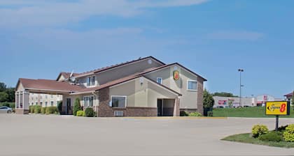 Super 8 by Wyndham Charles City