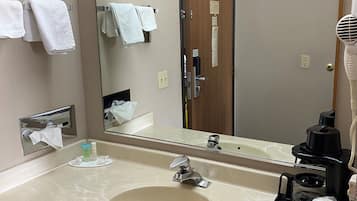 Combined shower/bathtub, free toiletries, towels