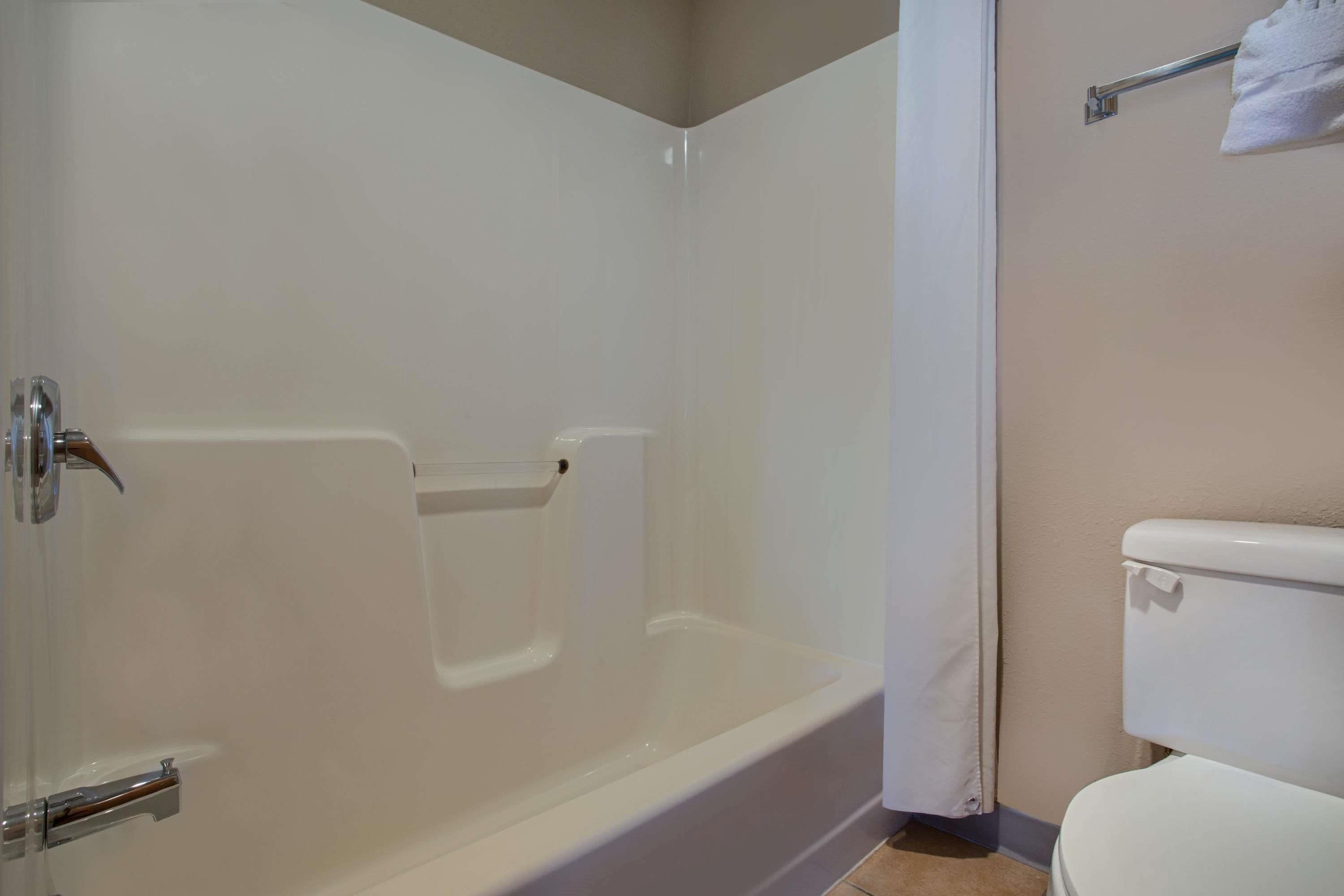 combined shower/bathtub, free toiletries, towels