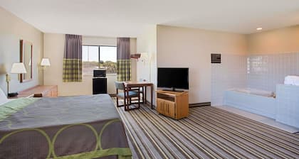 Super 8 by Wyndham Charles City