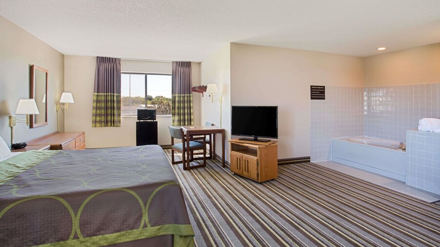 Super 8 by Wyndham Charles City