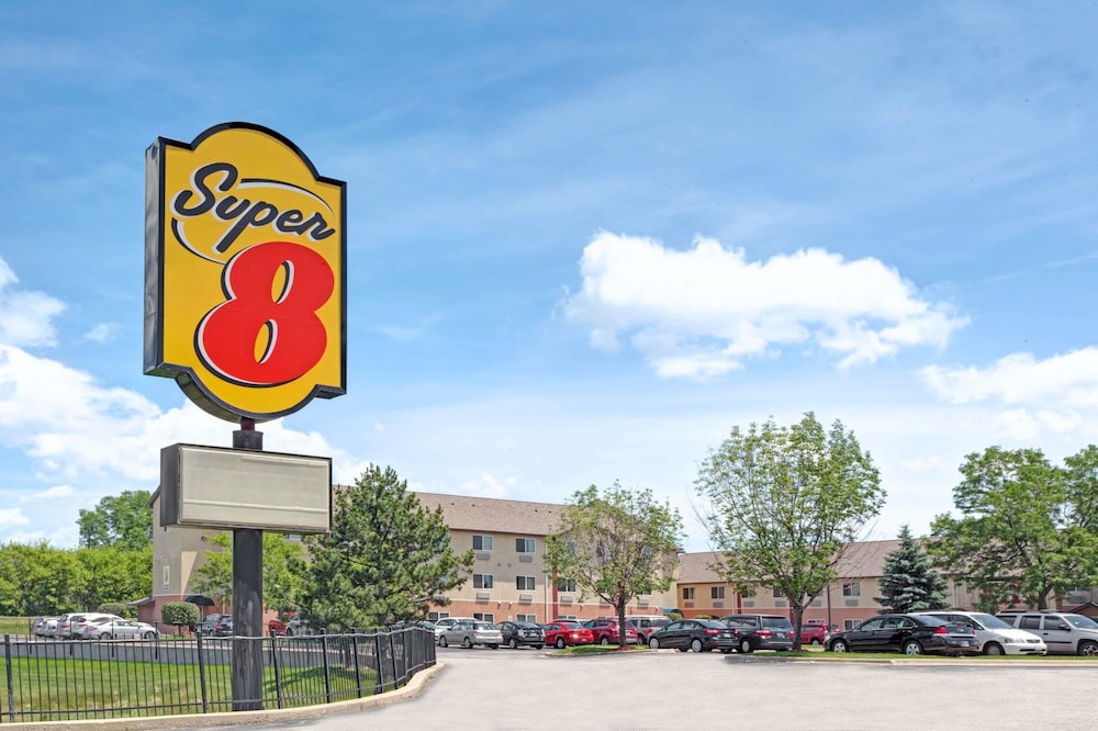 Super 8 by Wyndham Chicago O'Hare Airport image