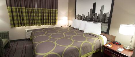 Une chambre d’hôtel avec un lit, une chaise, une table de chevet, une lampe et un tableau représentant un paysage urbain accroché au mur.
