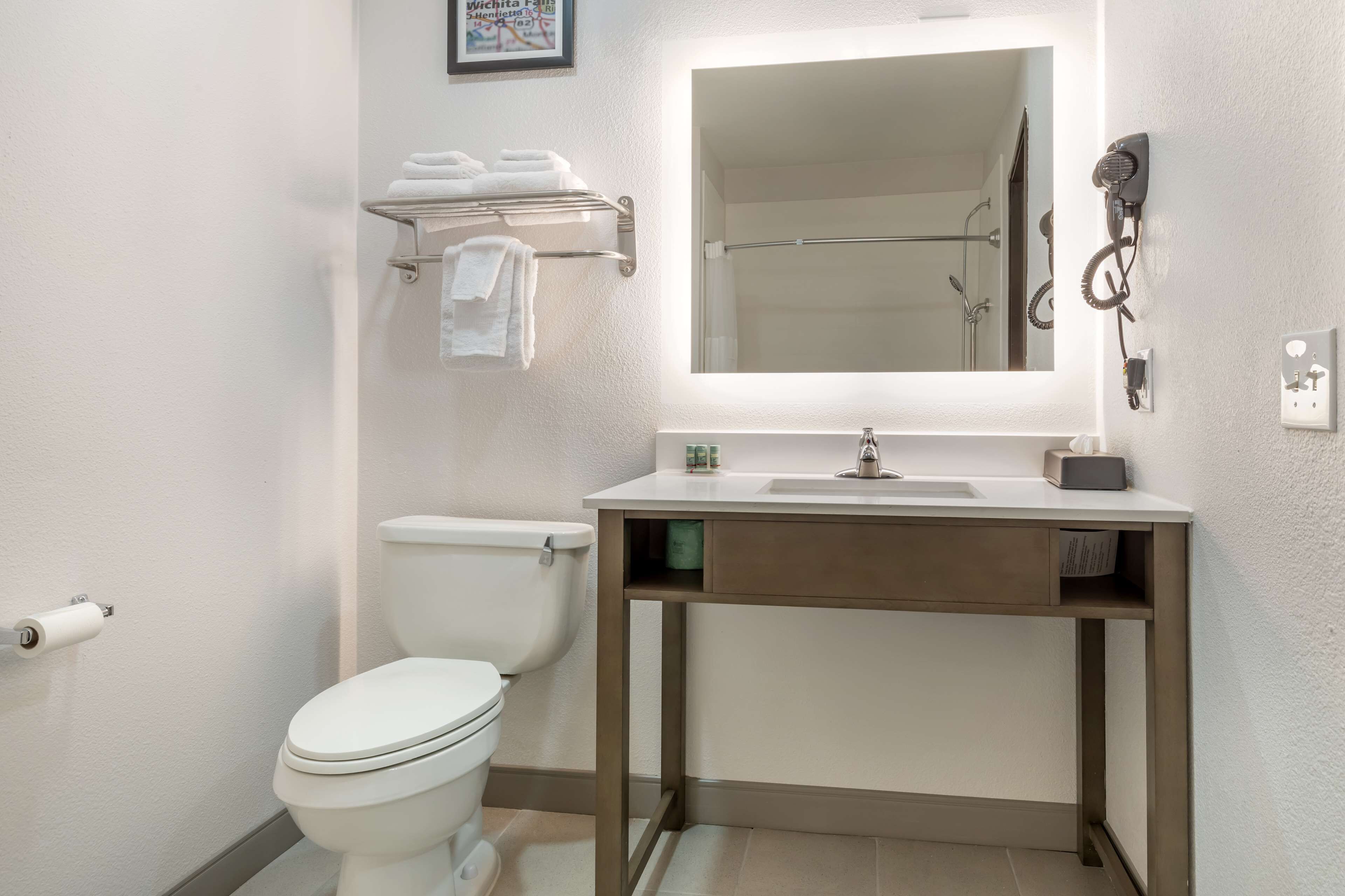 Un bagno moderno con il water, un lavandino e un portasciugamani.