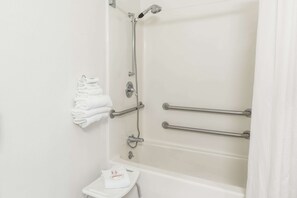 Combined shower/tub, free toiletries, hair dryer, towels