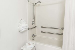Bañera con ducha, artículos de tocador gratuitos, secador de pelo