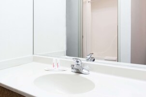 笔记本电脑工作区、遮光窗帘、熨斗/熨衣板、折叠床/加床（额外收费）