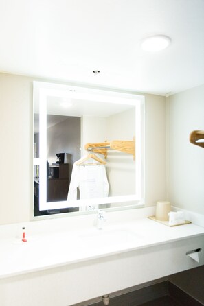 Desk, laptop workspace, blackout drapes, iron/ironing board - Super 8 by Wyndham Wickenburg AZ (Wickenburg)