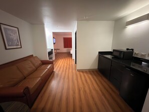 Deluxe Suite (King) | Living area | 32-inch flat-screen TV with cable channels, TV