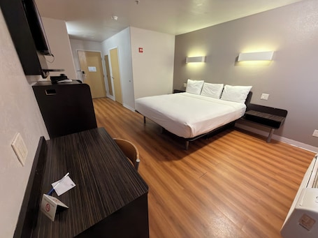 Escritorio, tabla de planchar con plancha, wifi gratis y ropa de cama. Americas Best Value Inn Apache Junction