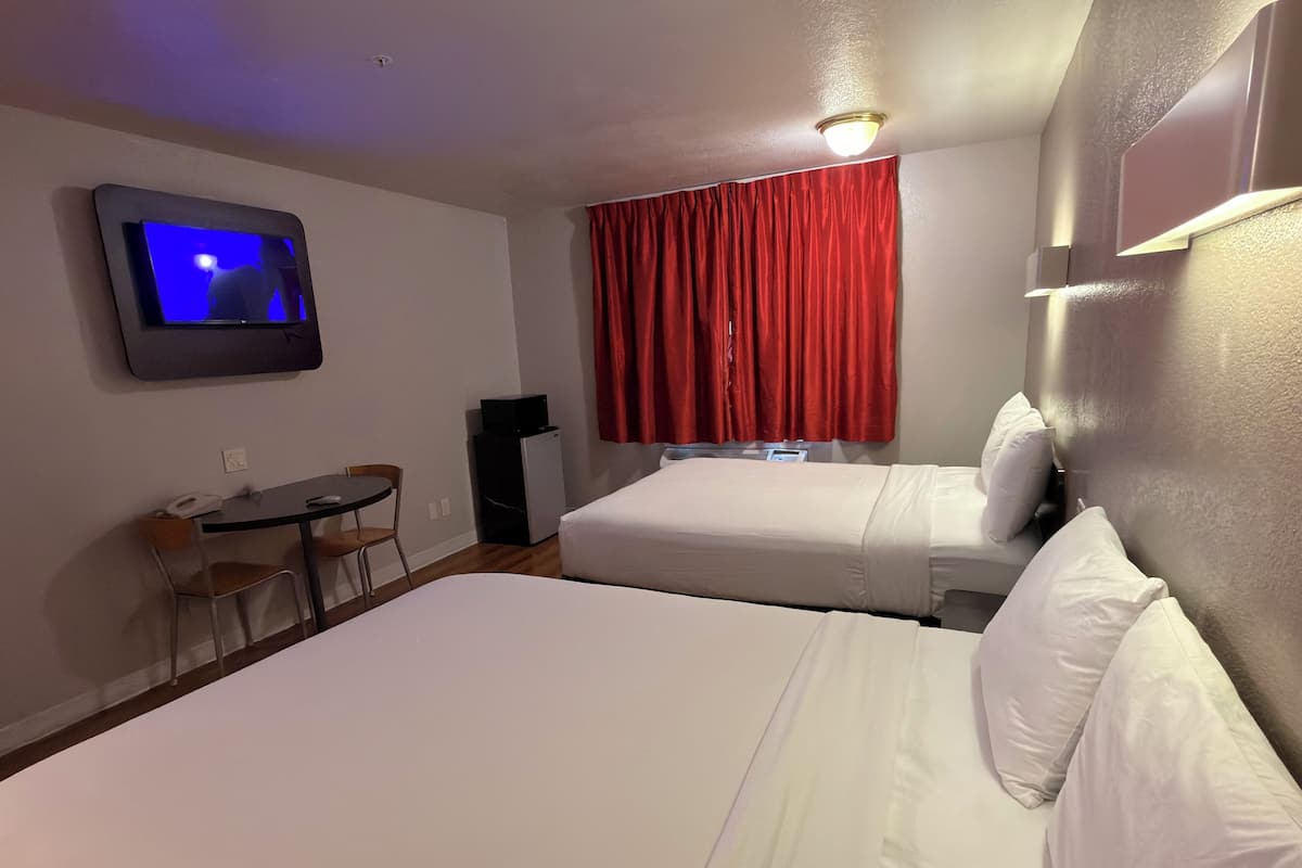 Quarto, 2 camas Queen | Escrivaninha, Wi-Fi de cortesia, roupa de cama