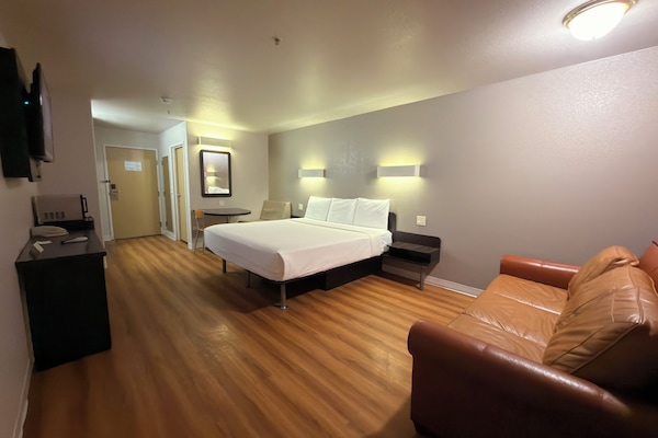 Deluxe Room (King w SofaBed) | Living area | 32-inch flat-screen TV with cable channels, TV