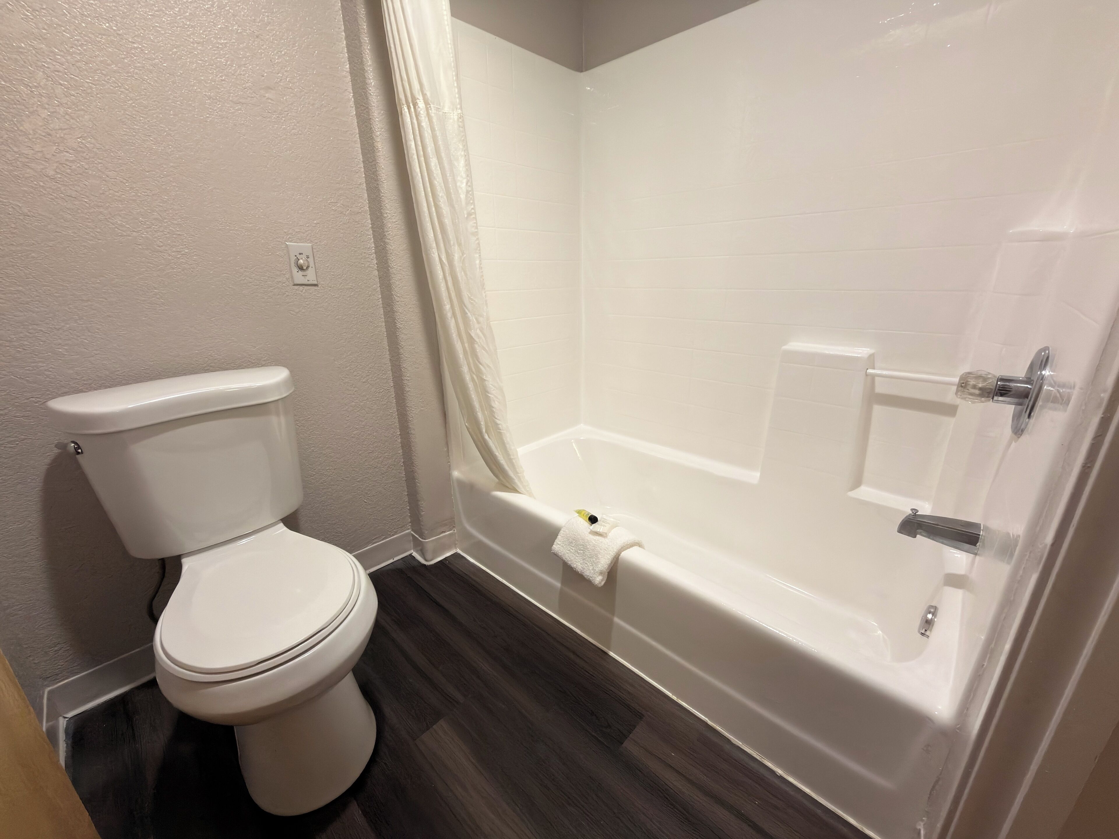 Chuveiro/banheira combinados, produtos de toalete grátis