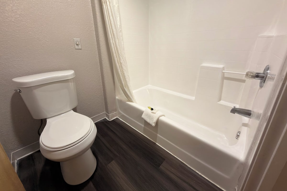 Chuveiro/banheira combinados, produtos de toalete grátis