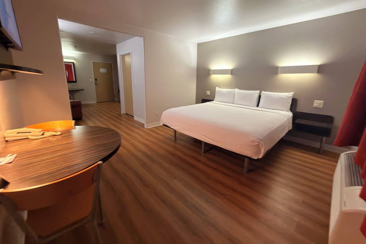 Phòng Suite Deluxe (King) | Bàn, bàn ủi/dụng cụ ủi quần áo, truy cập Internet không dây miễn phí 