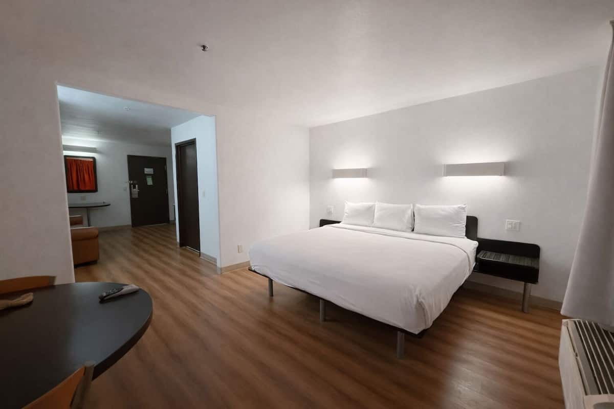 Suíte luxo (King) | Escrivaninha, Wi-Fi de cortesia, roupa de cama