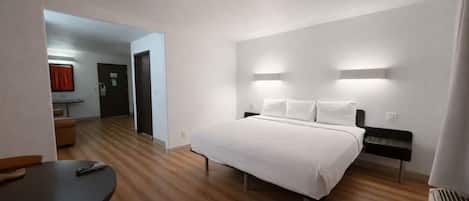 Deluxe Suite (King) | Desk, free WiFi, bed sheets