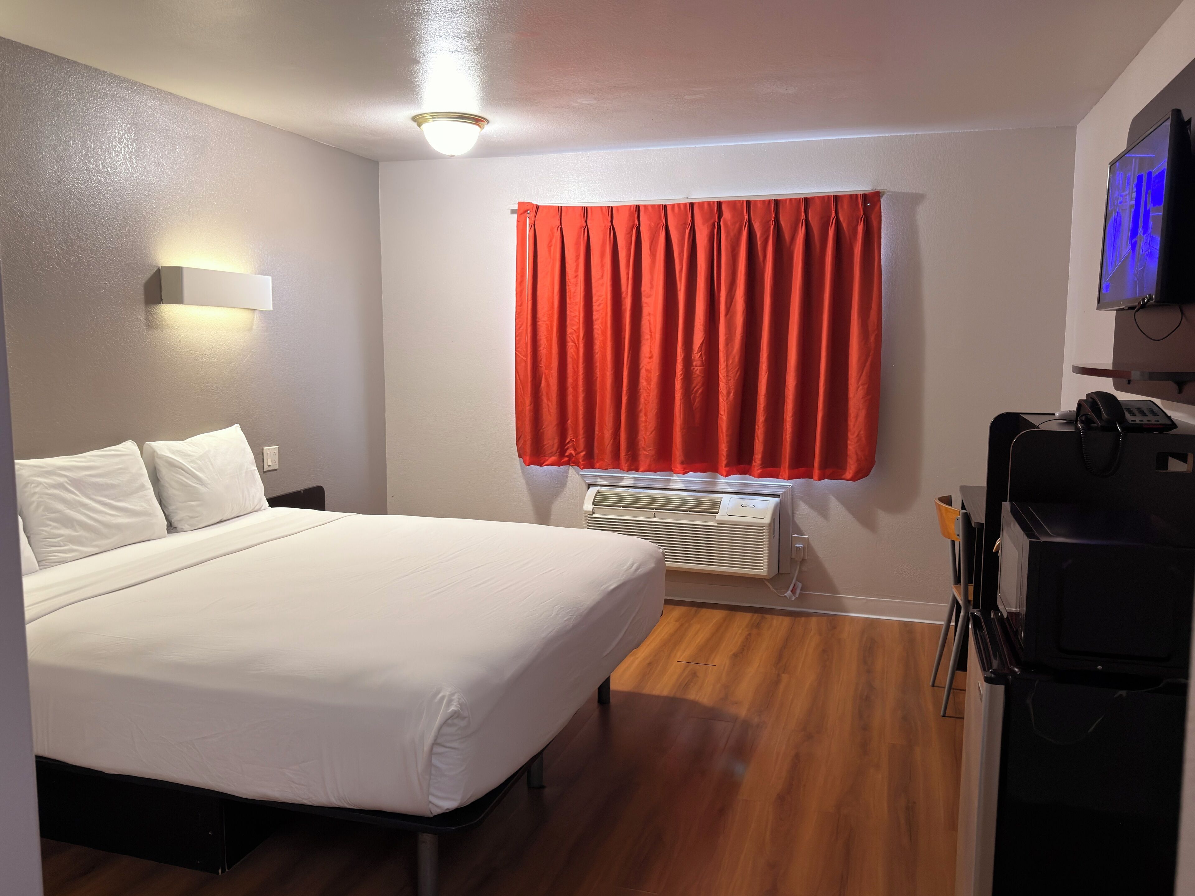 Room, Non Smoking (King) | Desk, iron/ironing board (on request), WiFi (free), bed sheets