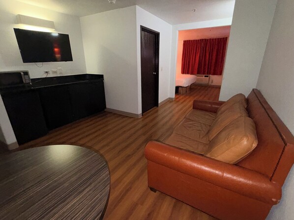 Suite – deluxe (King) | Oppholdsområde | En 32-tommers Flatskjerm-TV med kabel-kanaler samt TV