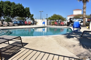 Outdoor pool, open 10:00 AM to 10:00 PM, sun loungers - Americas Best Value Inn Apache Junction (Apache Junction)