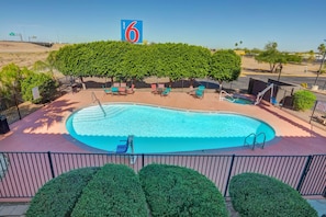 Piscine extérieure, chaises longues