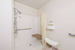 Chambre, 1 grand lit, non-fumeurs (Roll-In Shower) | Coffres-forts dans les chambres, rideaux occultants