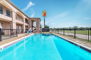 Piscina externa sazonal, funciona das 8h às 22h, espreguiçadeiras