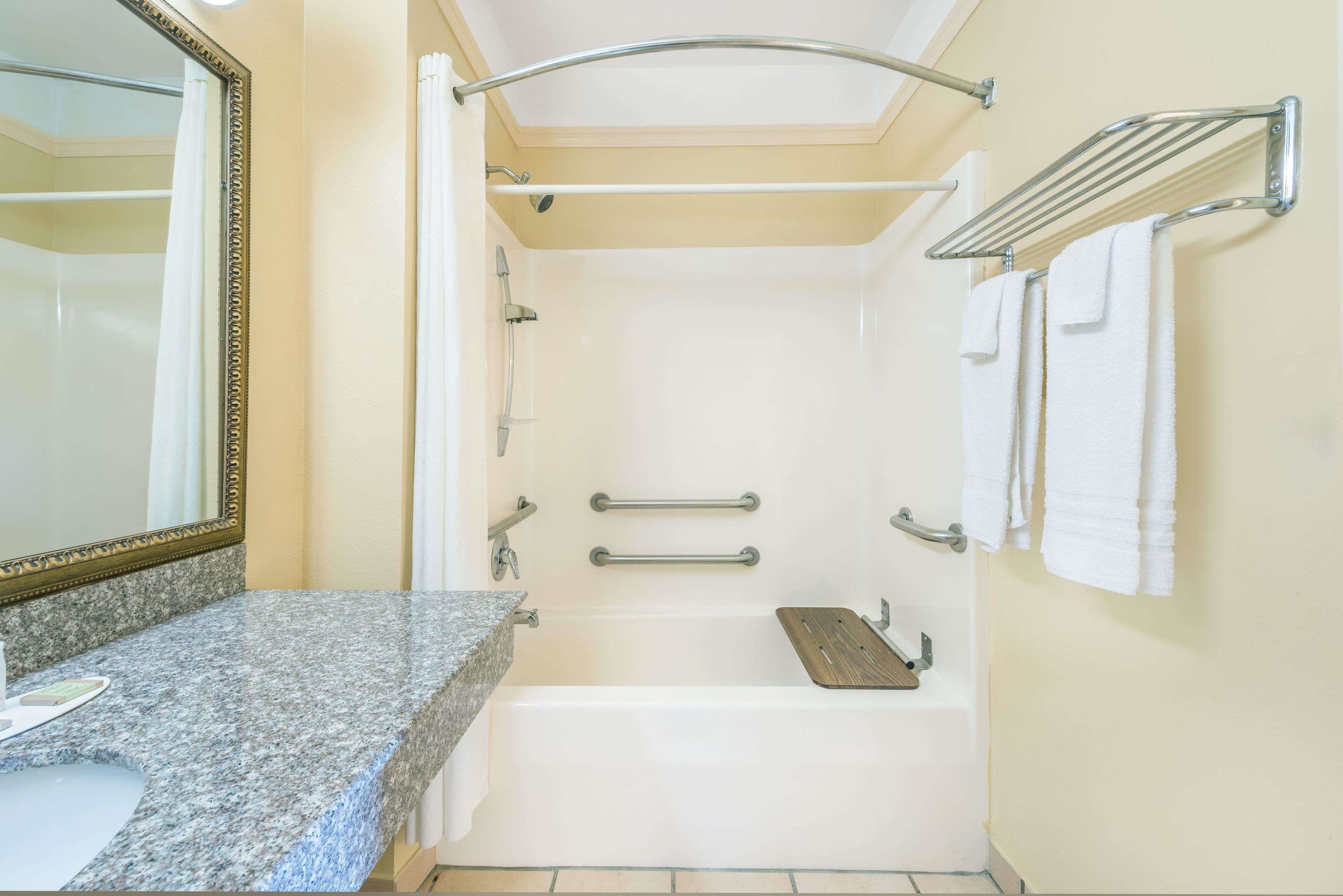 Combined shower/bathtub, free toiletries, hair dryer, towels