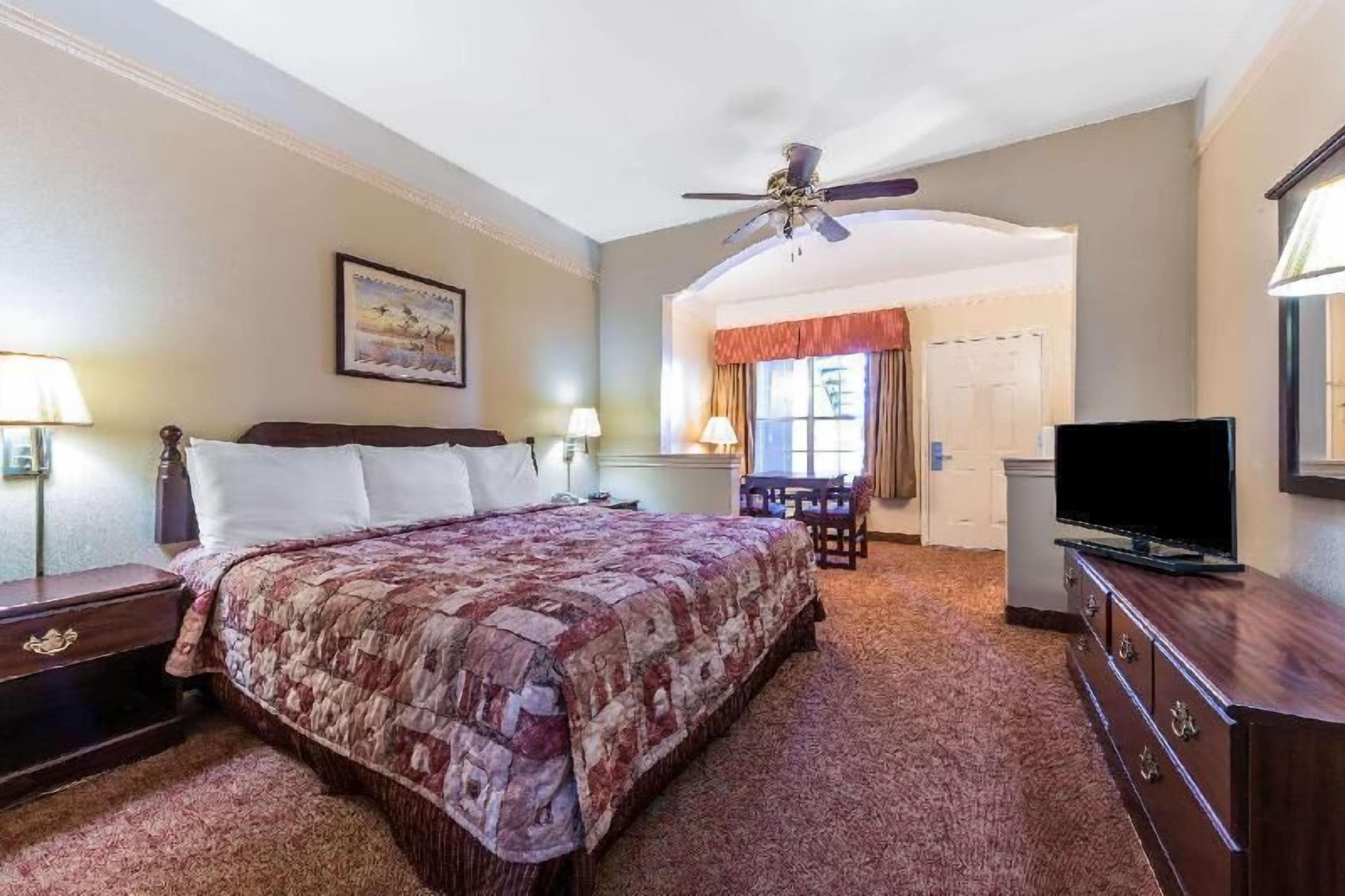 Työpöytä, silitysrauta/-lauta, ilmaiset vauvansängyt, lisävuoteet