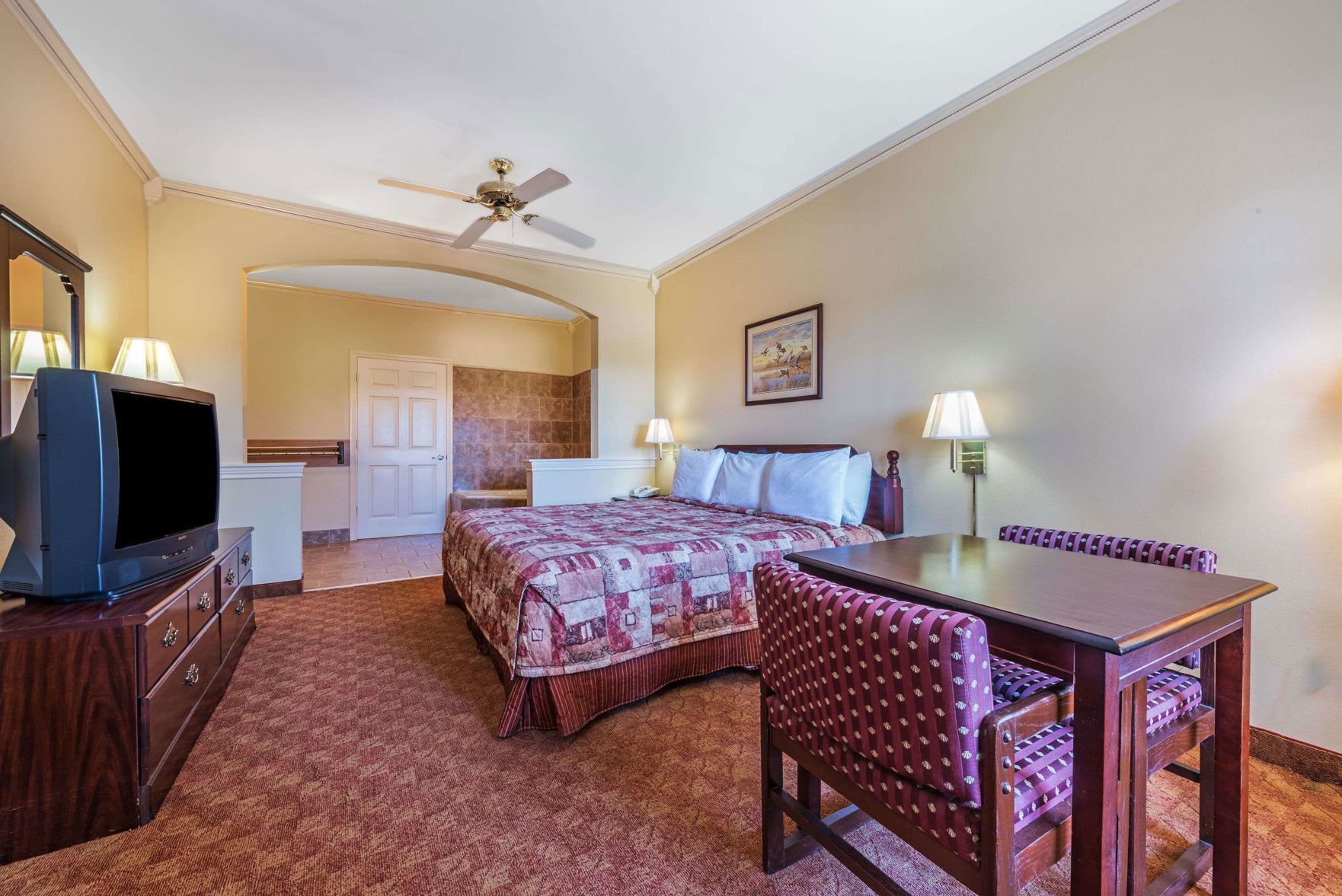 Työpöytä, silitysrauta/-lauta, ilmaiset vauvansängyt, lisävuoteet