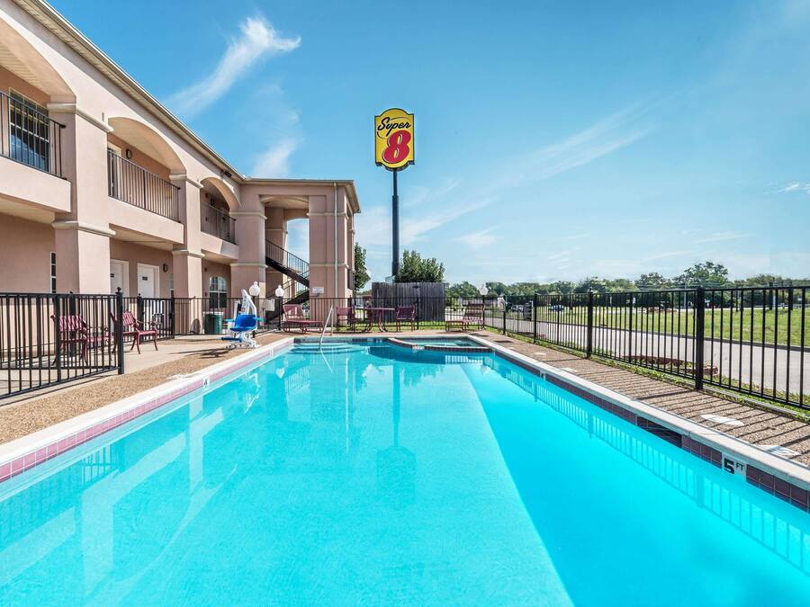 Außenpool (je nach Saison geöffnet), Liegestühle