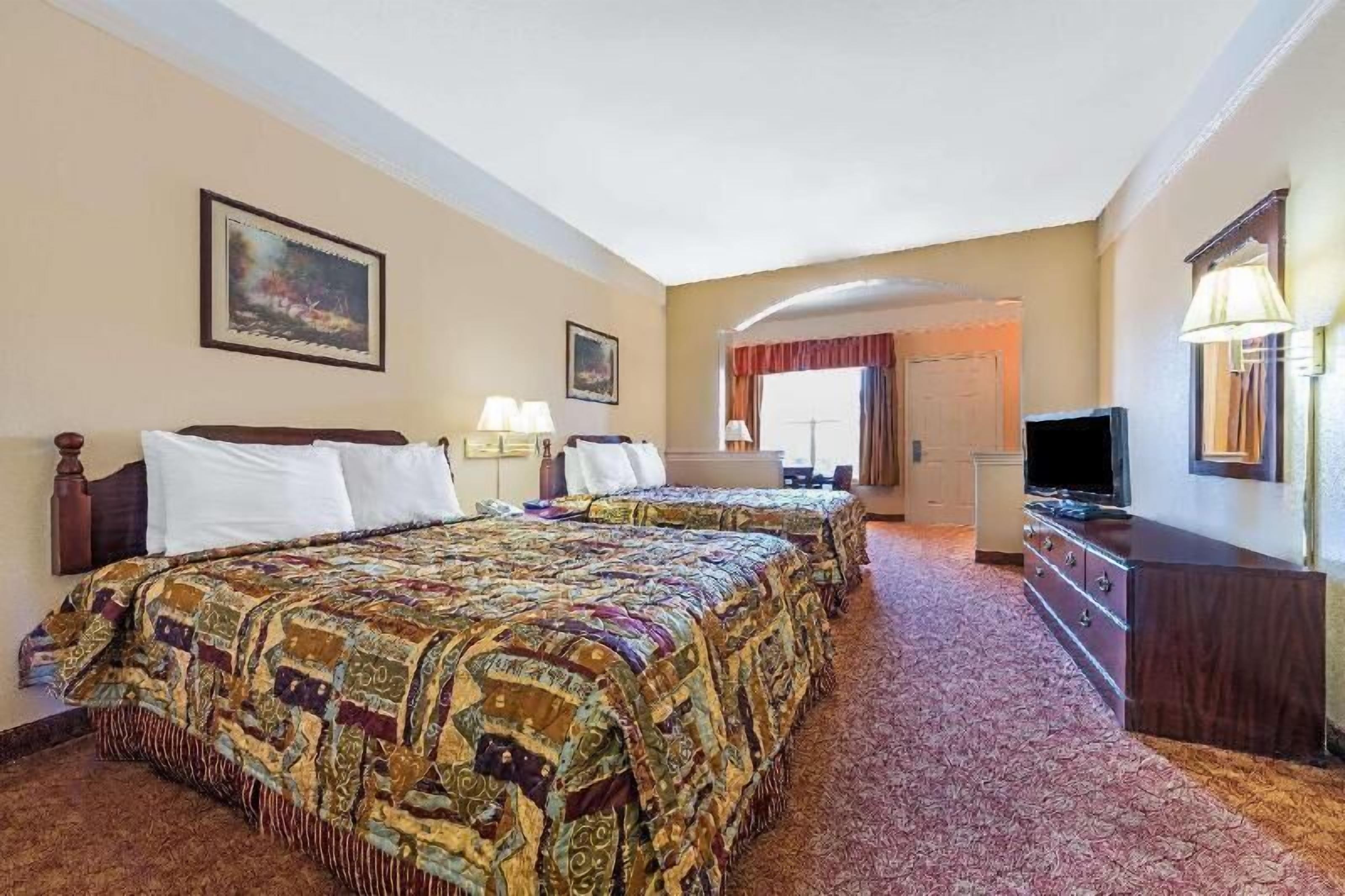 Työpöytä, silitysrauta/-lauta, ilmaiset vauvansängyt, lisävuoteet