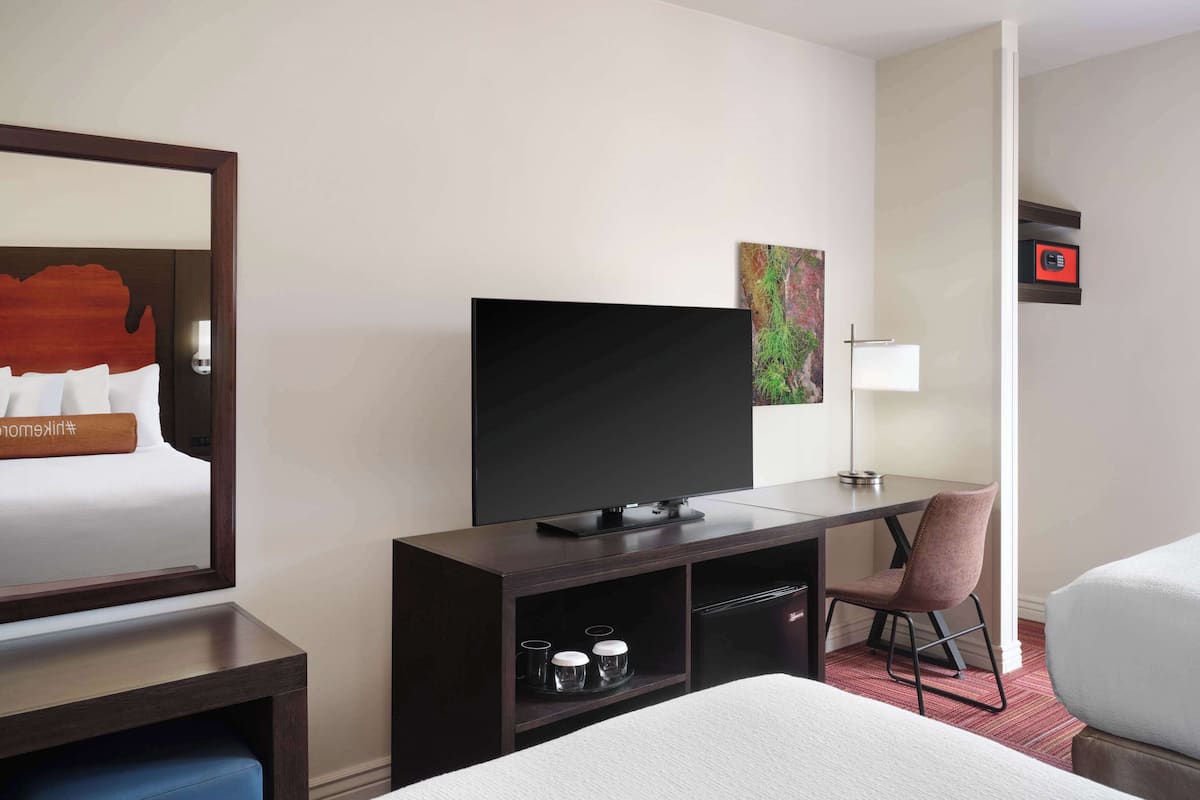 Premium bedding, desk, blackout drapes, cribs/infant beds