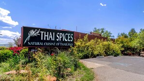 Señal para el restaurante Thai Spices, con cocina tradicional tailandesa, ubicado en el número 2611.