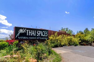 Breakfast and lunch served