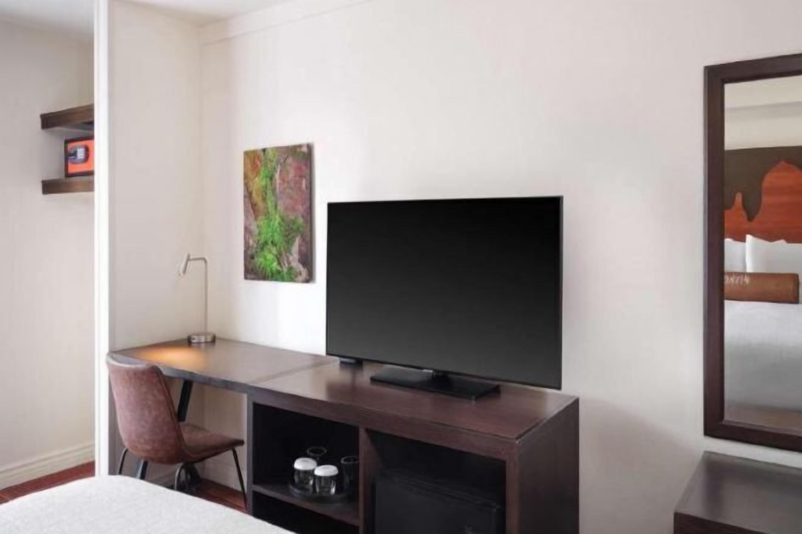 Luxe beddengoed, een bureau, verduisterende gordijnen, babybedden