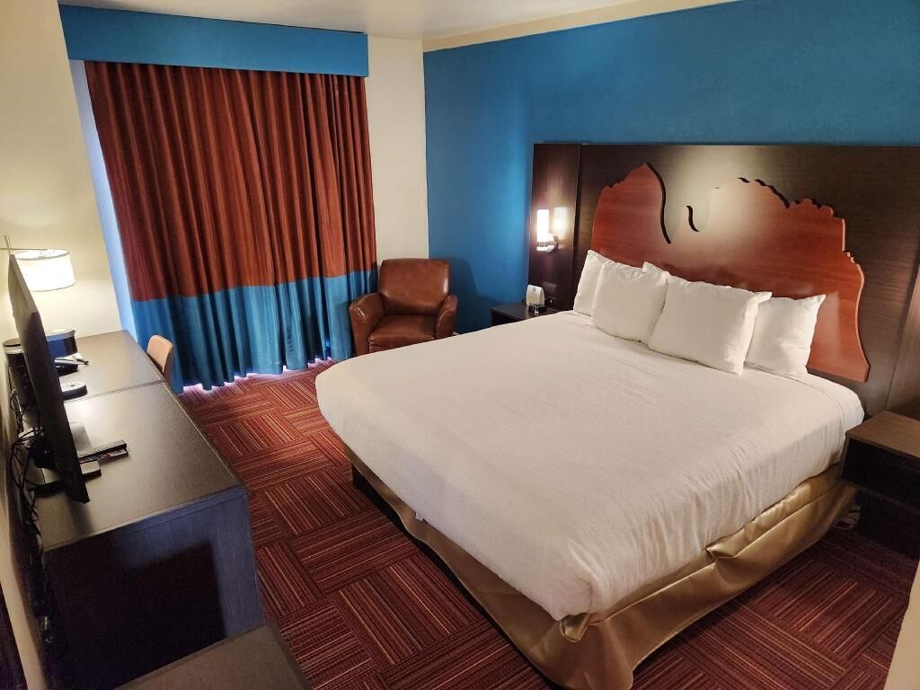 Premium bedding, desk, blackout curtains, cots/infant beds