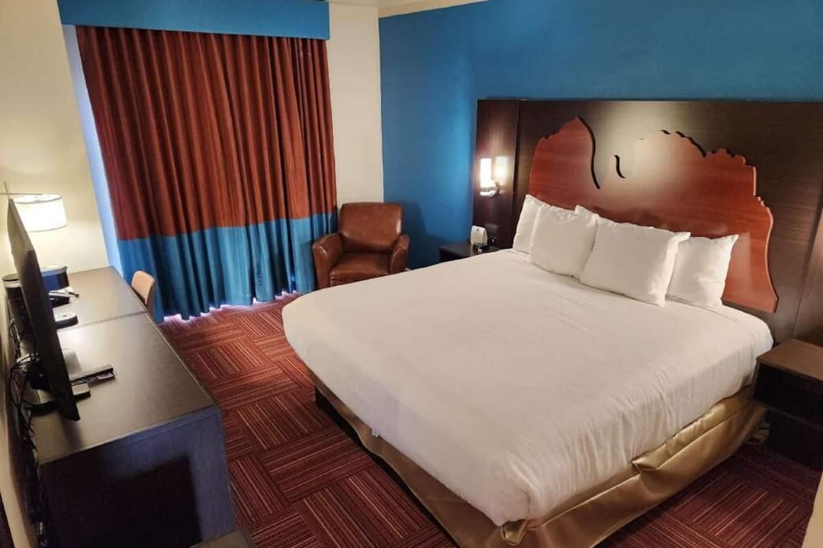 Sengetøy av topp kvalitet, skrivebord, blendingsgardiner og barnesenger