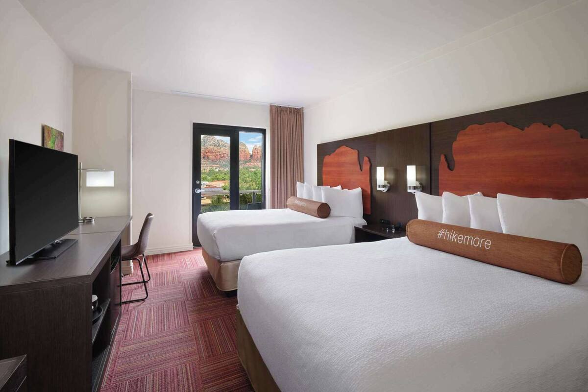 Luxe beddengoed, een bureau, verduisterende gordijnen