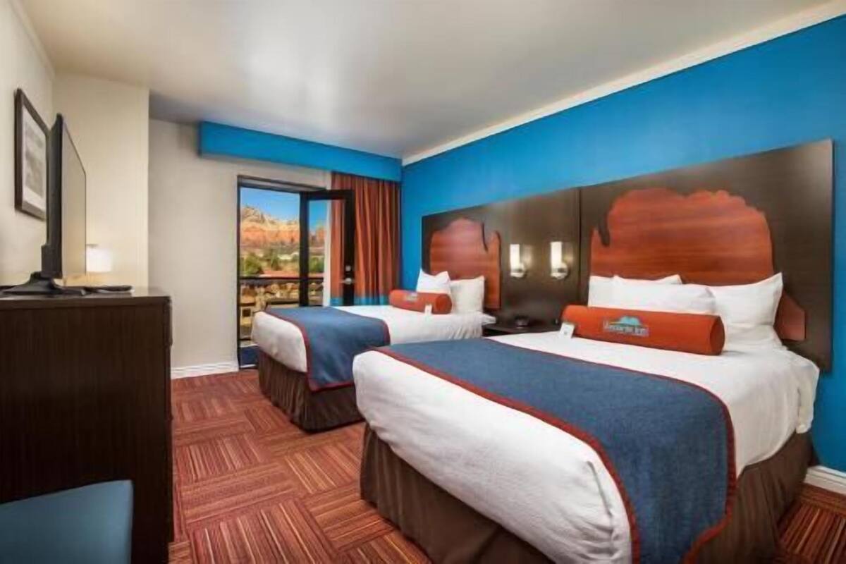 Sengetøy av topp kvalitet, skrivebord, blendingsgardiner og barnesenger