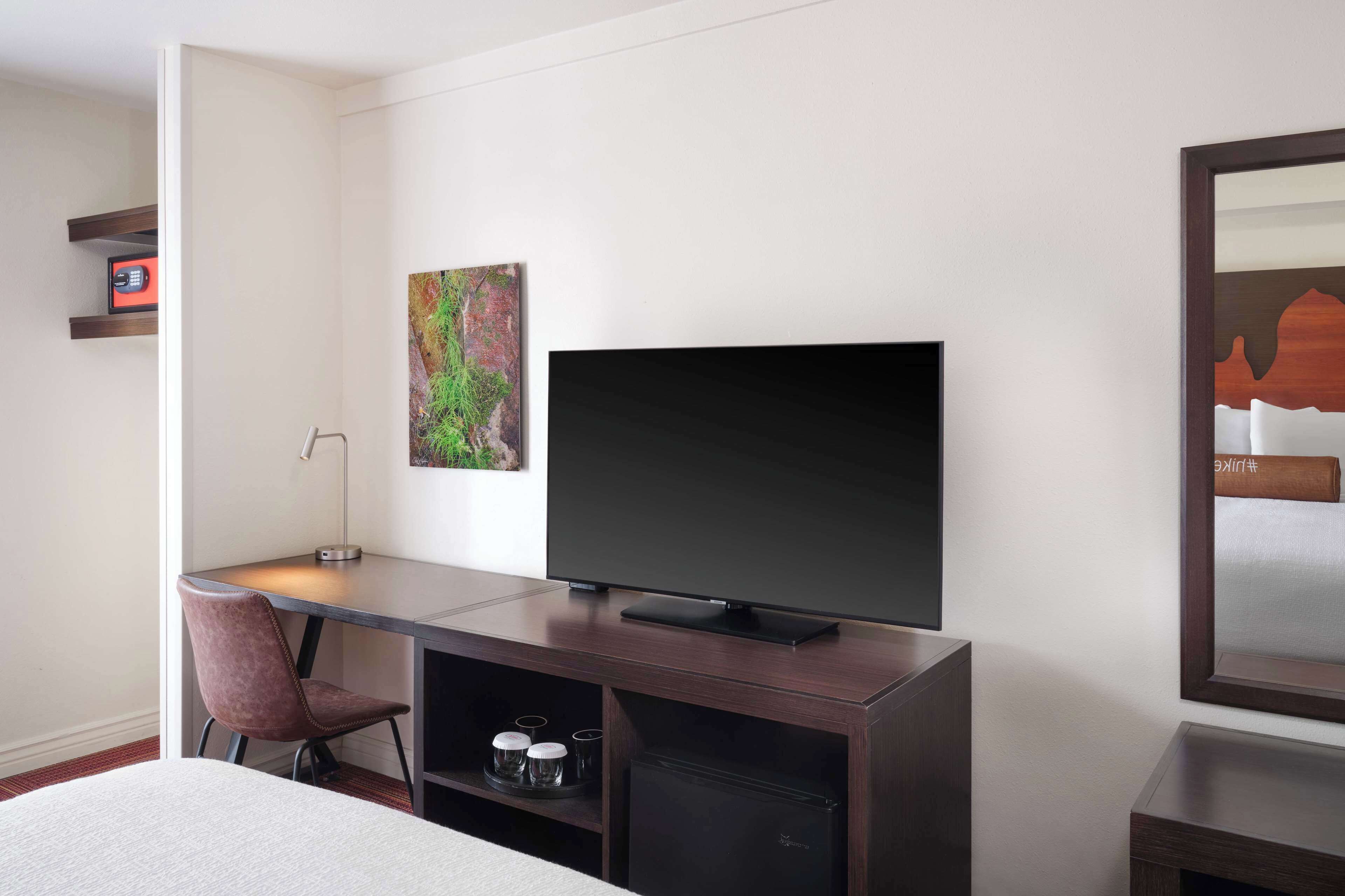 Premium bedding, desk, blackout drapes, cribs/infant beds