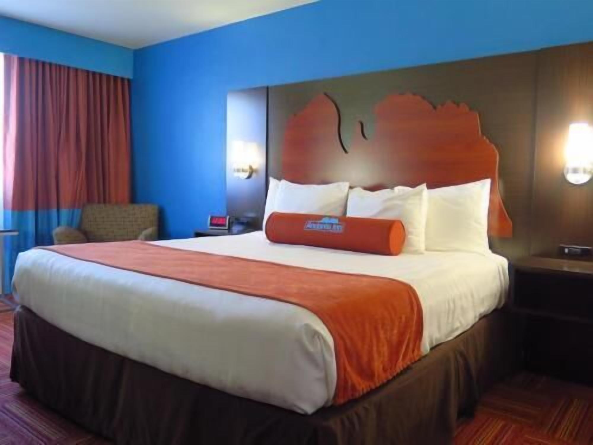 Premium bedding, desk, blackout curtains, cots/infant beds