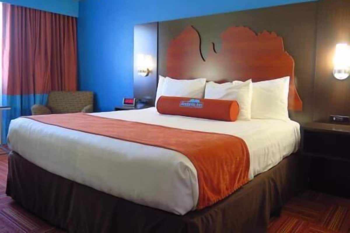 Sengetøy av topp kvalitet, skrivebord, blendingsgardiner og barnesenger