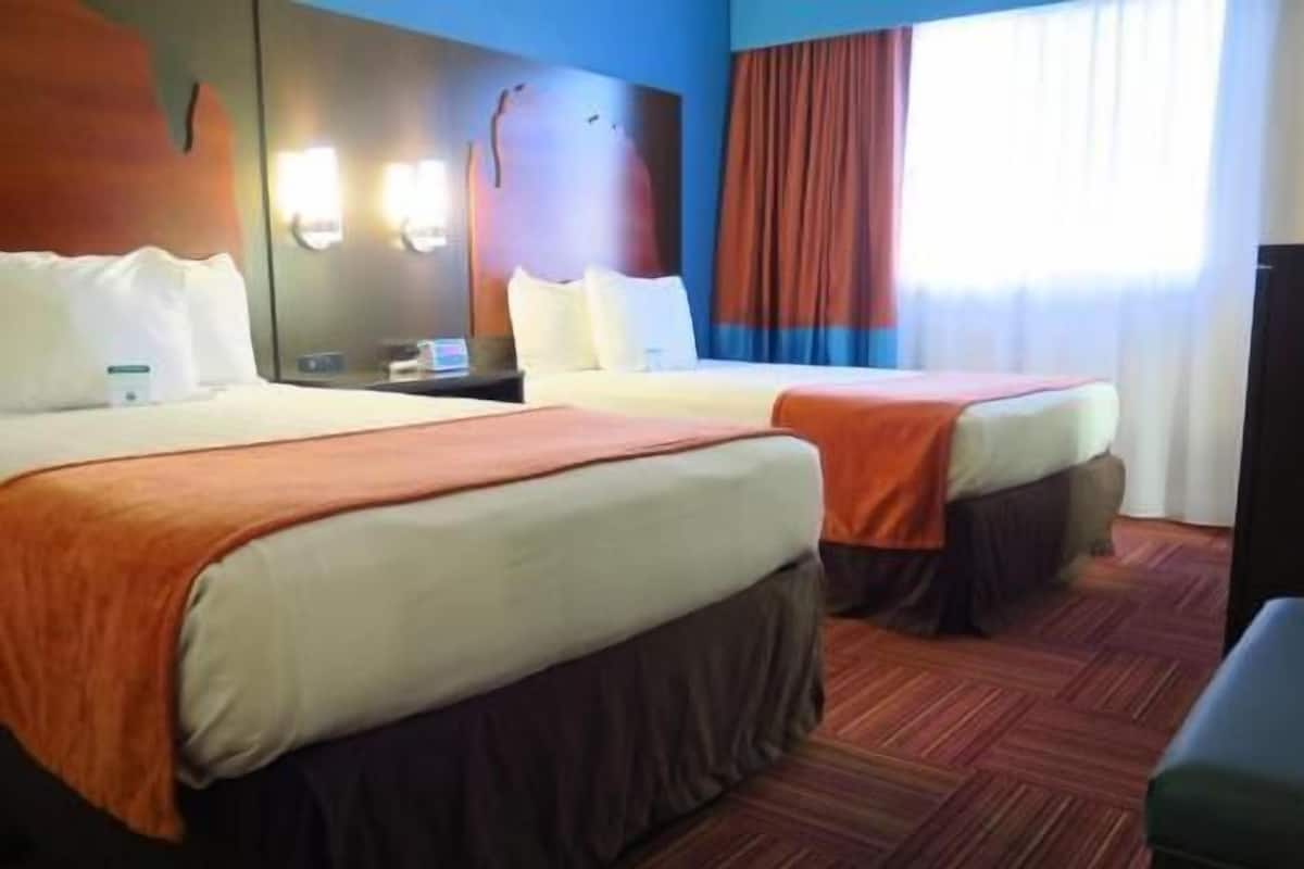 Sengetøy av topp kvalitet, skrivebord, blendingsgardiner og barnesenger