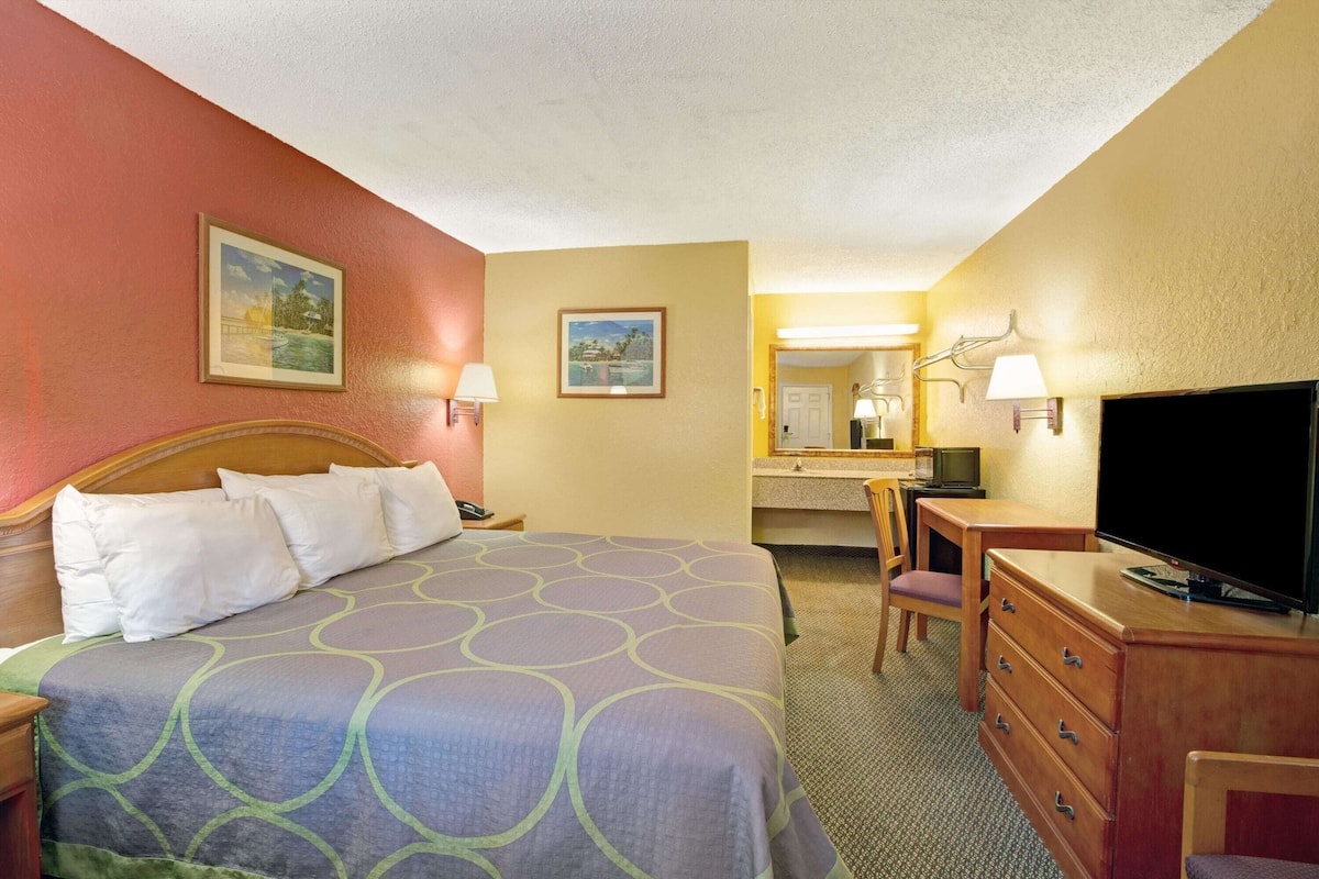 Hypo-allergenic bedding, desk, free WiFi, bed sheets