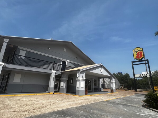 Guests can enter the hotel under a covered canopy and access free Wi-Fi.