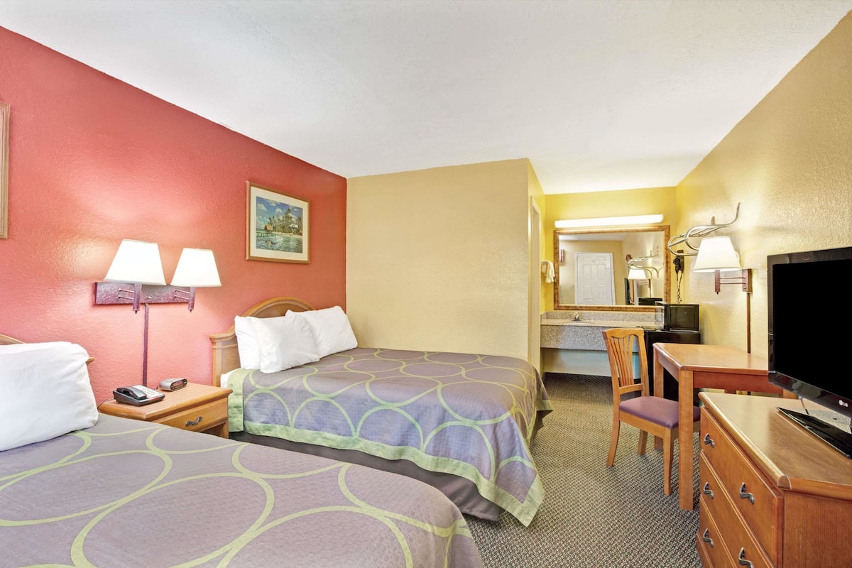 Hypo-allergenic bedding, desk, free WiFi, bed sheets