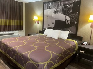 Hypo-allergenic bedding, desk, free WiFi, bed sheets - Super 8 by Wyndham La Marque TX/Texas City Area (La Marque)